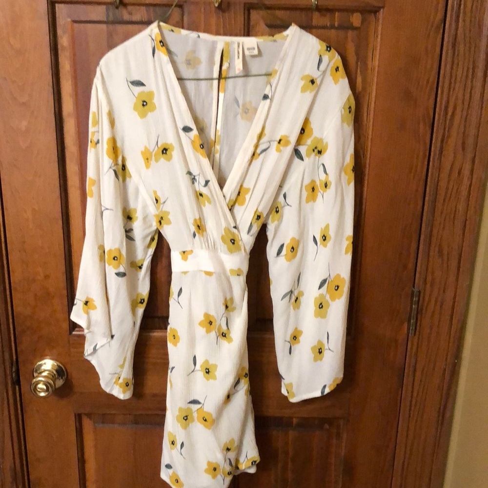 Pretty Billabong mini wrap dress- size medium